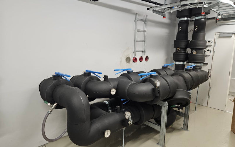 Installation of Armaflex cold insulation systems for industrial piping